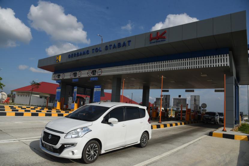 Kendaraan melintas di gerbang tol stabat Jalan Tol Trans Sumatera Ruas Binjai - Langsa Seksi 1 (Tol Binjai-Stabat), Stabat, Langkat, Sumatera Utara. Dirops III Hutama Karya sebut volume kendaraan Tol Medan-Binjai naik tiga kali lipat.