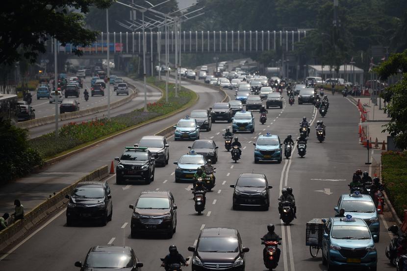 Kendaraan melintas di jalan Jend Sudirman, Senayan, Jakarta.