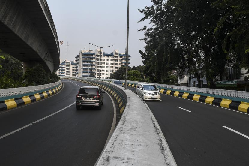 Kendaraan melintas di Jalan Layang Non Tol Antarasari, Jakarta, Sabtu (27/6/2020). 