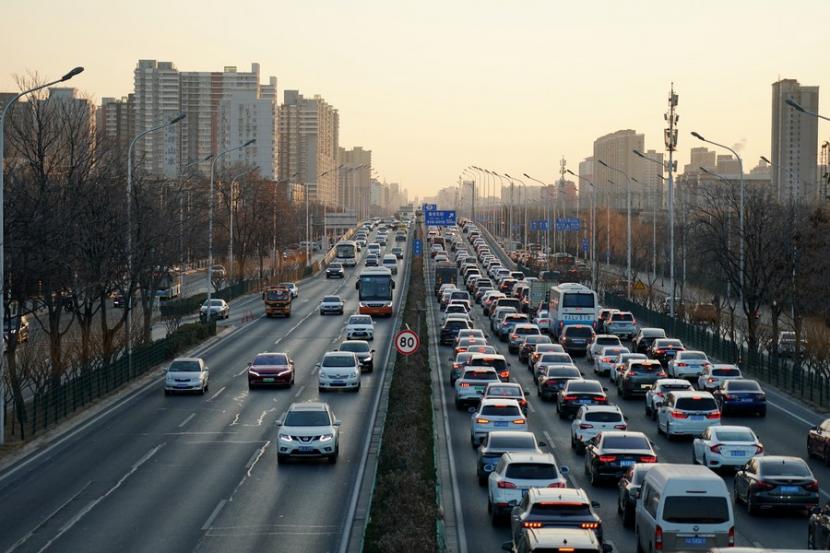 Kendaraan melintas di Jalan Lianshi Timur pada jam sibuk pagi hari di Beijing, ibu kota China, 3 Januari 2023.