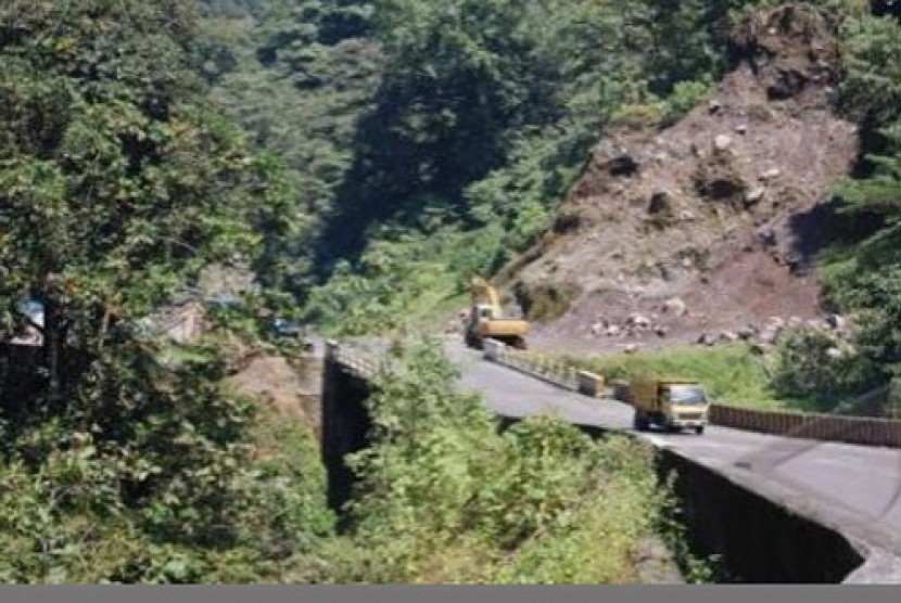  Kendaraan melintas di Jalan lintas Padang - Bukittinggi di kawasan Silaiang, Padangpanjang, Sumbar.