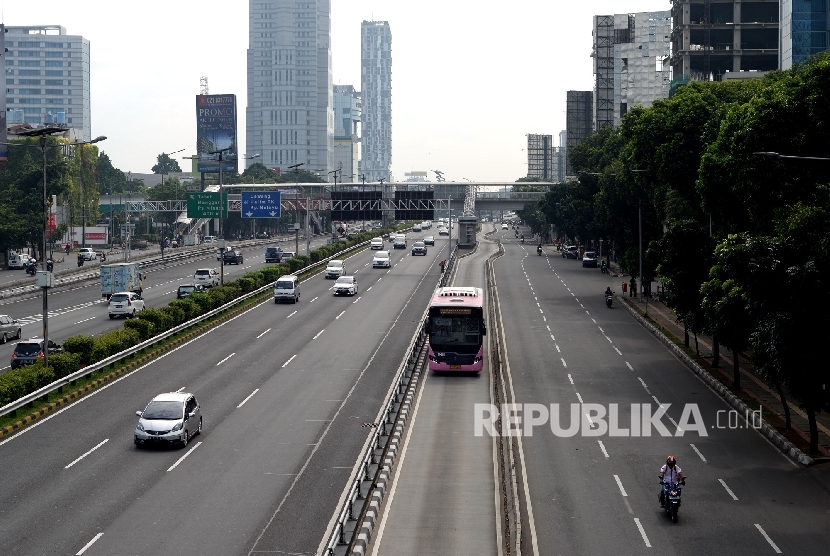 Kendaraan melintas di jalan protokol kawasan Ibukota Jakarta,ilustrasi
