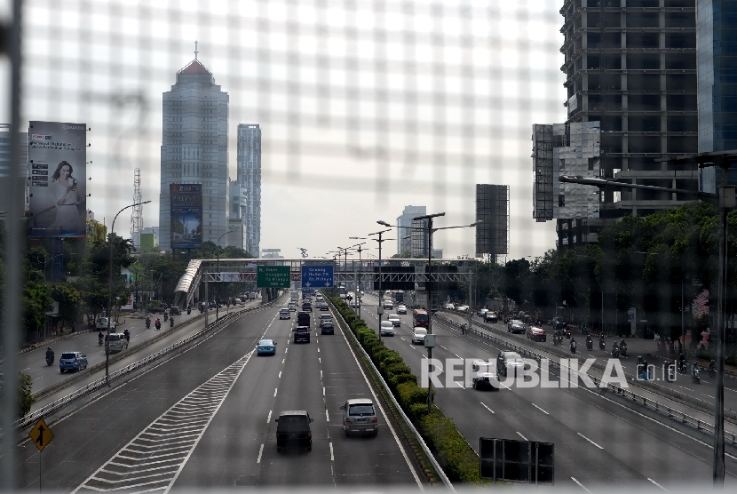 Kendaraan melintas di jalan protokol kawasan Ibukota Jakarta, Senin (26/12). Memasuki libur panjang jelang tahun baru dan liburan sekolah, lalu-lintas di Ibukota lengang. Hal ini juga terjadi di tol dalam kota yang lancar. 