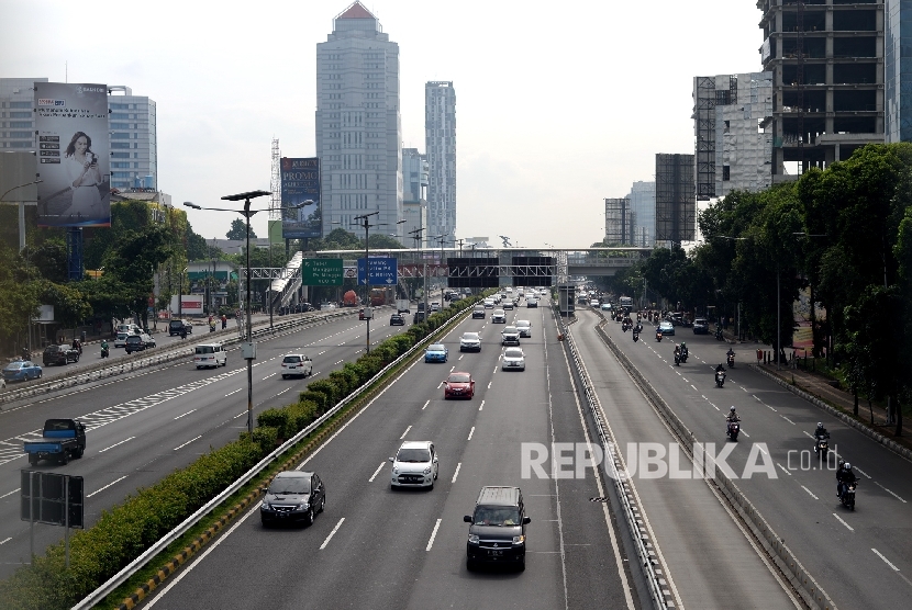 Kendaraan melintas di jalan protokol kawasan Ibukota Jakarta, Senin (26/12). Memasuki libur panjang jelang tahun baru dan liburan sekolah, lalu-lintas di Ibukota lengang. Hal ini juga terjadi di tol dalam kota yang lancar. 