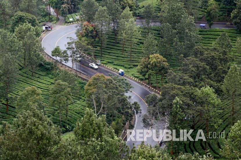 Kendaraan melintas di Jalan Raya Puncak, Bogor, Jawa Barat, Sabtu (11/4/2020). Lalu lintas kendaraan di kawasan Puncak Bogor, saat libur akhir pekan terlihat lengang sejak penerapan Pembatasan Sosial Berskala Besar (PSBB) di DKI Jakarta.