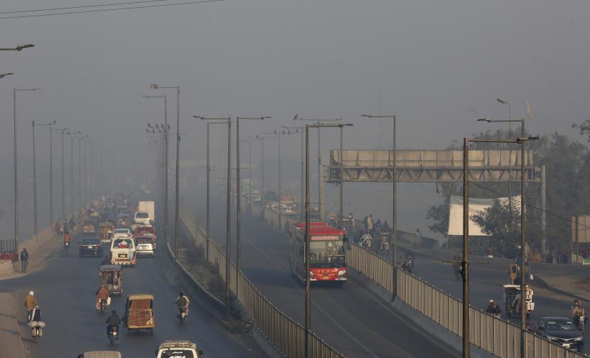 Kendaraan melintas di jalan raya saat kabut asap menyelimuti kawasan Lahore, Pakistan, Senin, 22 November 2021. Warga Lahore dan sekitarnya menderita gangguan pernapasan akibat kualitas udara yang buruk terkait kabut asap tebal yang menyelimuti kawasan tersebut.