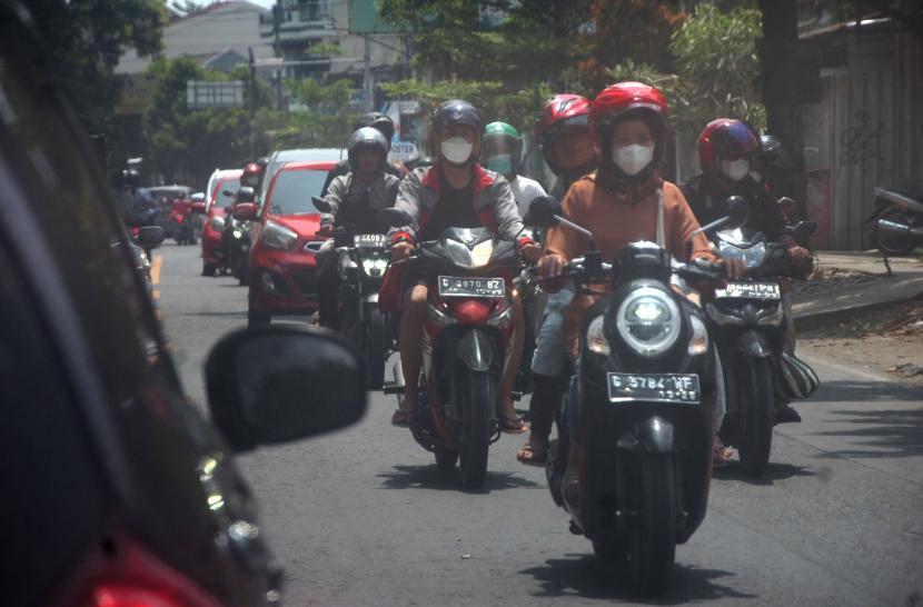 Kendaraan melintas di jalan raya Tegal-Purwokerto, Kabupaten Tegal, Jawa Tengah, Rabu (4/5/2022). 