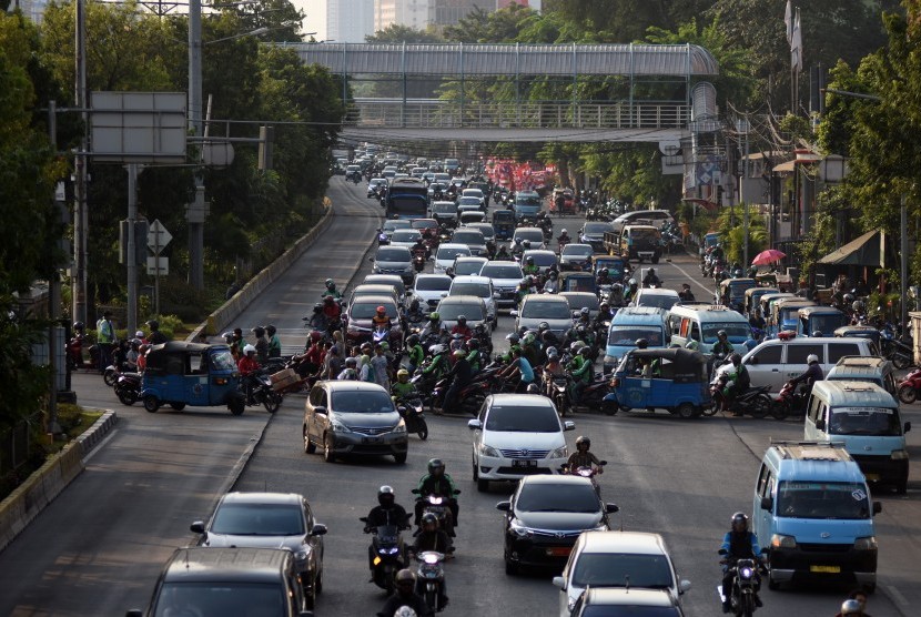 Kendaraan melintas di Jalan Salemba Raya, Jakarta, Rabu (7/8). Perluasan 16 rute baru kebijakan Ganjil-Genap bagi kendaraan roda empat sudah mulai disosialisasikan.
