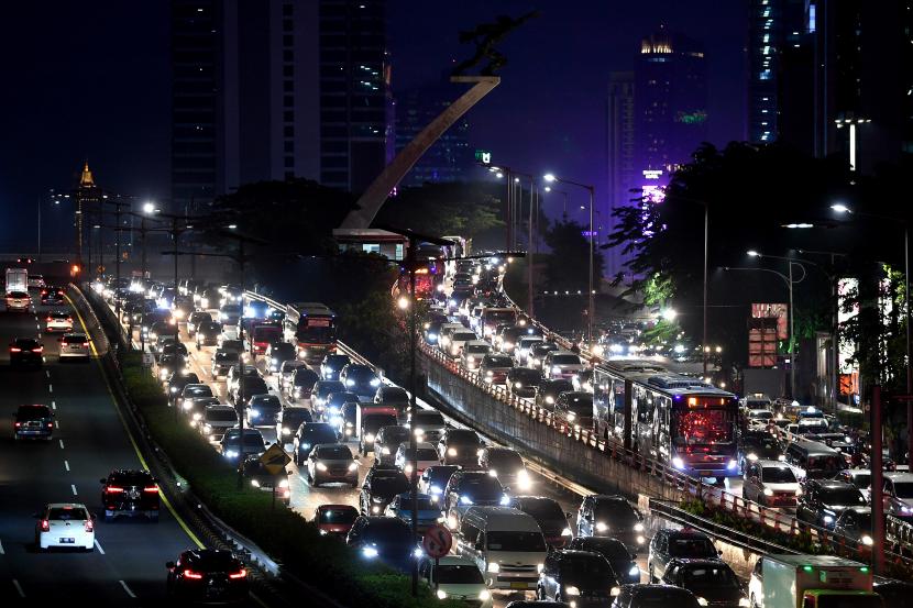 Kendaraan melintas di Jalan Tol Cawang-Grogol, Pancoran, Jakarta Selatan, Selasa (23/2/2021). Pemerintah Provinsi DKI Jakarta memperpanjang masa pemberlakuan pembatasan kegiatan masyarakat (PPKM) berskala mikro di Ibu Kota pada 23 Februari hingga 8 Maret 2021.