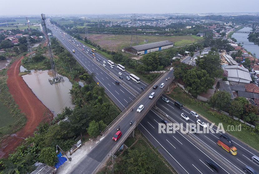 Kendaraan melintas di Jalan Tol Jakarta-Cikampek, Telukjambe Timur, Karawang, Jawa Barat, Sabtu (23/6). 