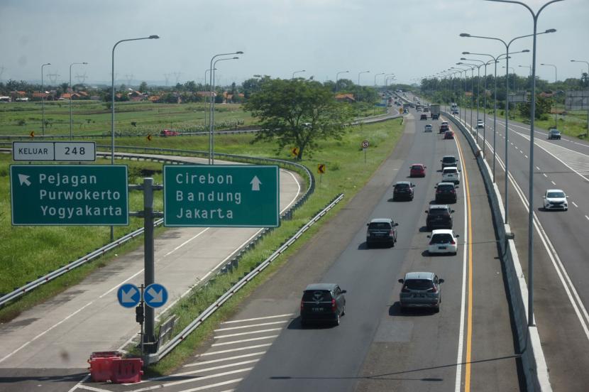 Kendaraan melintas di jalan tol Pejagan-Pemalang Brebes, Jawa Tengah, Kamis (5/5/2022). Pada H+3 Lebaran kendaraan arus balik dari arah Jawa Tengah menuju Jakarta terpantau ramai lancar. 