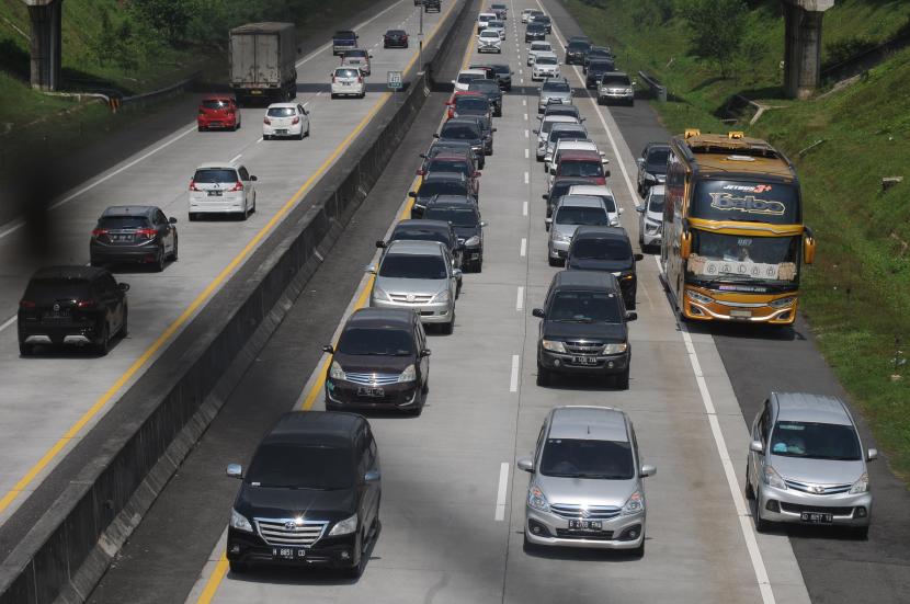 Kendaraan melintas di Jalan Tol Solo-Semarang, Ampel, Boyolali, Jawa Tengah, Jumat (6/5/2022). Puncak arus balik lebaran 2022 diprediksi akan terjadi mulai Jumat (6/5/2022) hari ini hingga Ahad (8/5/2022) lusa. 