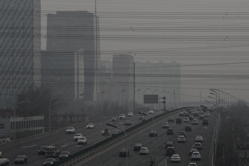Kabut polusi udara di jalan utama kota Beijing, China.
