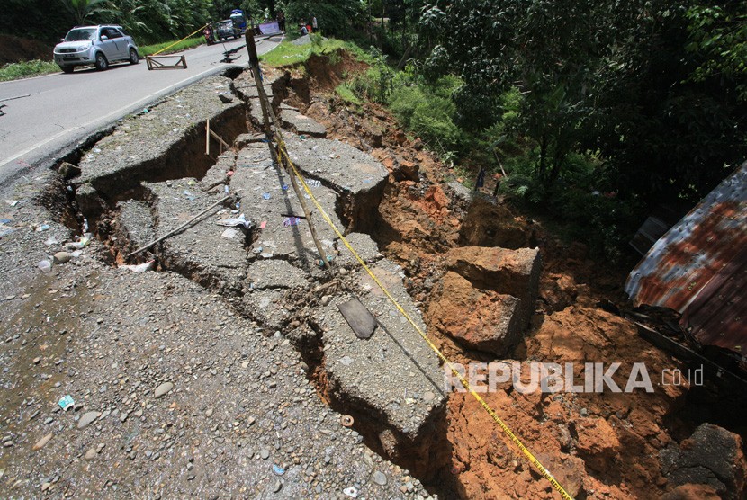 Badan Penanggulangan Bencana Daerah (BPBD) Kabupaten Trenggalek, Jawa Timur, menyebutkan tanah bergerak di Kecamatan Bendungan telah menyebabkan sejumlah ruas jalan di jalur Selingkar Wilis di daerah itu rusak.