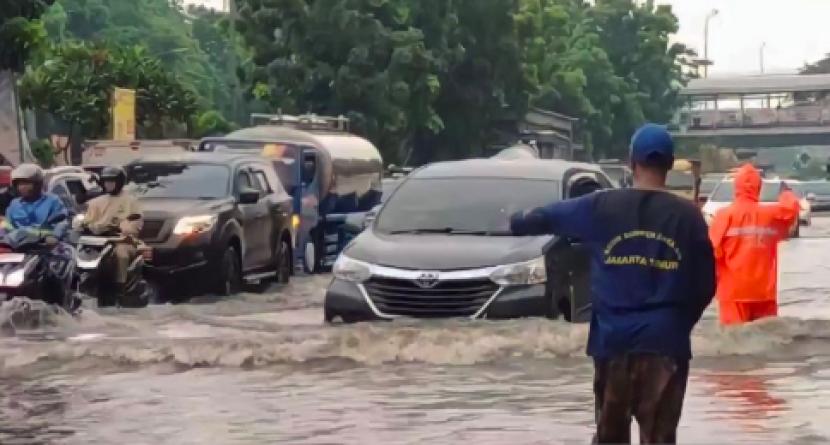 Kendaraan melintas di jalan yang terendam banjir di Jalan DI Panjaitan, Kelurahan Cipinang Cimpedak, Kecamatan Jatinegara, Jakarta Timur, Senin (5/2/2024).