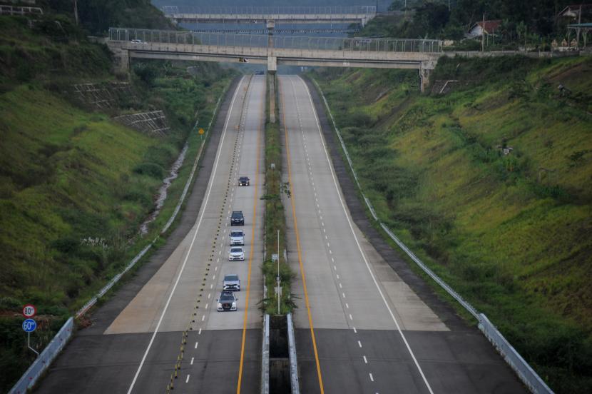 Kendaraan melintas di jalur fungsional Jalan Tol Cileunyi-Sumedang-Dawuan (Cisumdawu) di Pamulihan, Kabupaten Sumedang, Jawa Barat, Sabtu (7/5/2022). Polres Sumedang membuka jalur fungsional Jalan Tol Cisumdawu hingga Minggu (8/5/2022) guna mencegah terjadinya kemacetan di jalur arteri Sumedang-Bandung pada arus balik Lebaran 2022.