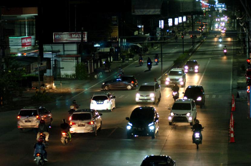 Kendaraan melintas di jalur Pantura Tegal, Jawa Tengah, Selasa (26/5/2020) malam. Pada H+2 Lebaran, arus balik jalur Pantura dari arah Jawa Tengah menuju Jakarta terpantau ramai. 