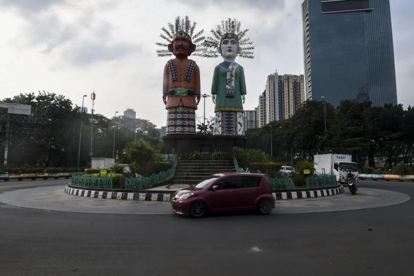 Kendaraan melintas di kawasan Jalan Benyamin Sueb, Jakarta. Balap jalanan atau street race digelar pada Sabtu (3/9/2022) dan Ahad (4/9/2022). Ilustrasi.