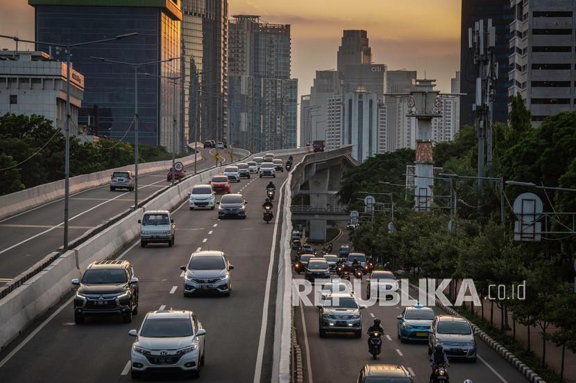 Kendaraan melintas di kawasan Menteng Dalam, Jakarta, Rabu (23/9/2020). Dinas Perhubungan DKI Jakarta mencatat selama sepekan penerapan Pembatasan Sosial Berskala Besar (PSBB) Jakarta, terjadi penurunan yang fluktuatif pada volume kendaraan masuk ke Ibu Kota hingga 19 persen. 