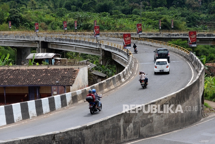 Kendaraan melintas di kawasan ruas jalan Lingkar Nagreg, Kabupaten Bandung, Jabar. Polda Jabar mulai mengecek kesiapan jalur mudik untuk antisipasi kemacetan.