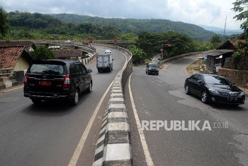 Kendaraan melintas di kawasan ruas jalan Lingkar Nagreg, Kabupaten Bandung. Kawasan ini merupakan jalur alternatif sepanjang 5,3 km untuk mengurai kemacetan dan kepadatan kendaraan pemudik 