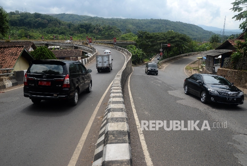 Kendaraan melintas di kawasan ruas jalan Lingkar Nagreg, Kabupaten Bandung, Jabar, (ilustrasi).