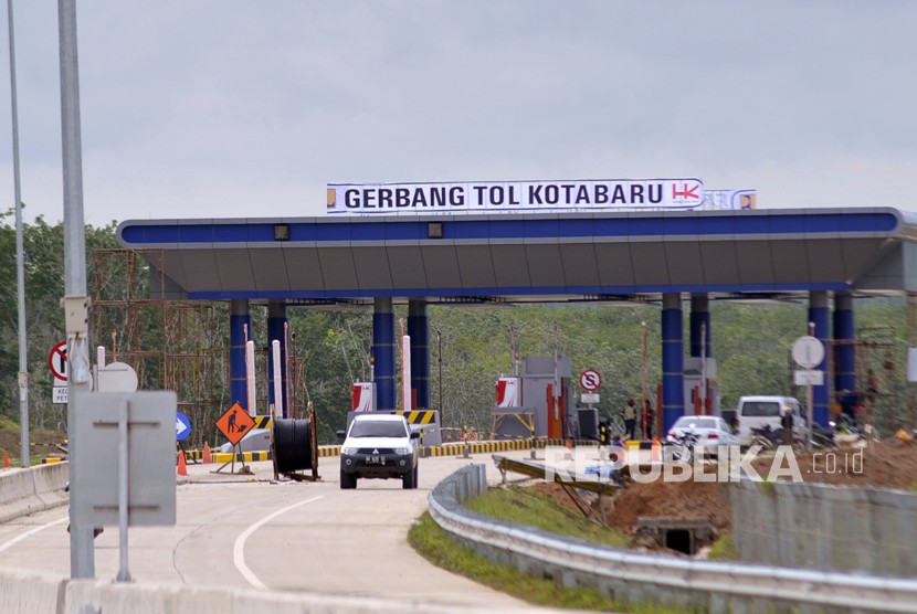 Kendaraan melintas di lokasi pembangunan pintu keluar Jalan Tol Trans Sumatera (JTTS) Seksi II Ruas Sidomulyo-Kota Baru di Desa Sabah Balau, Lampung Selatan, Lampung, Senin (18/12). 