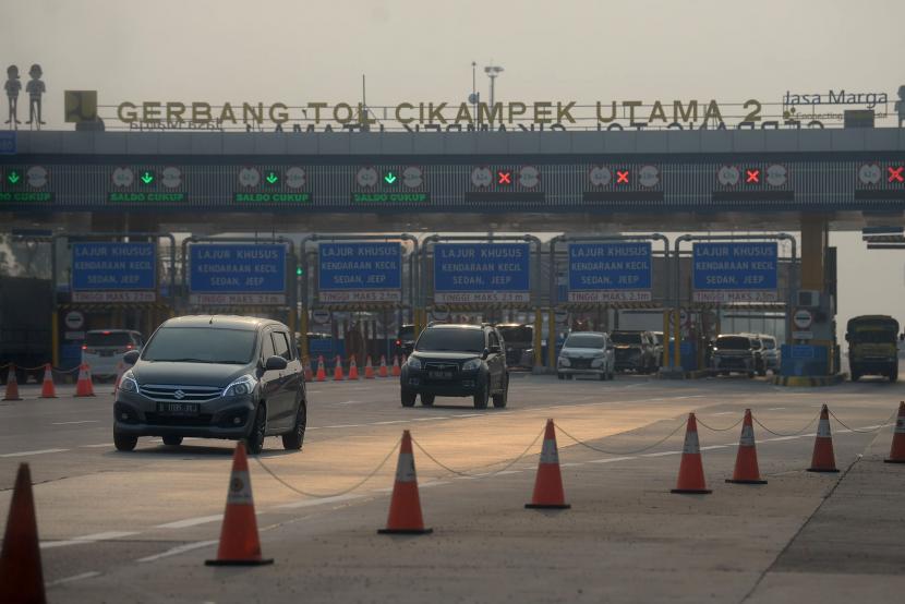 Kendaraan melintas di pintu Tol Cikampek Utama, Karawang, Jawa Barat, Senin (25/4/2022).