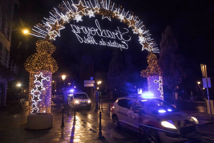 Kendaraan melintas di pusat Kota Strasbourg menyusul insiden penembakan pada Selasa (11/12). Pemerintah Prancis menahan lima orang terkait peristiwa tersebut.