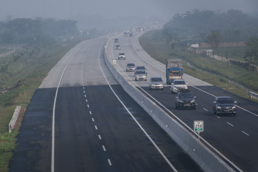 Kendaraan melintas di ruas Jalan Tol Pejagan-Brebes Timur, Jawa Tengah. (ilustrasi) 