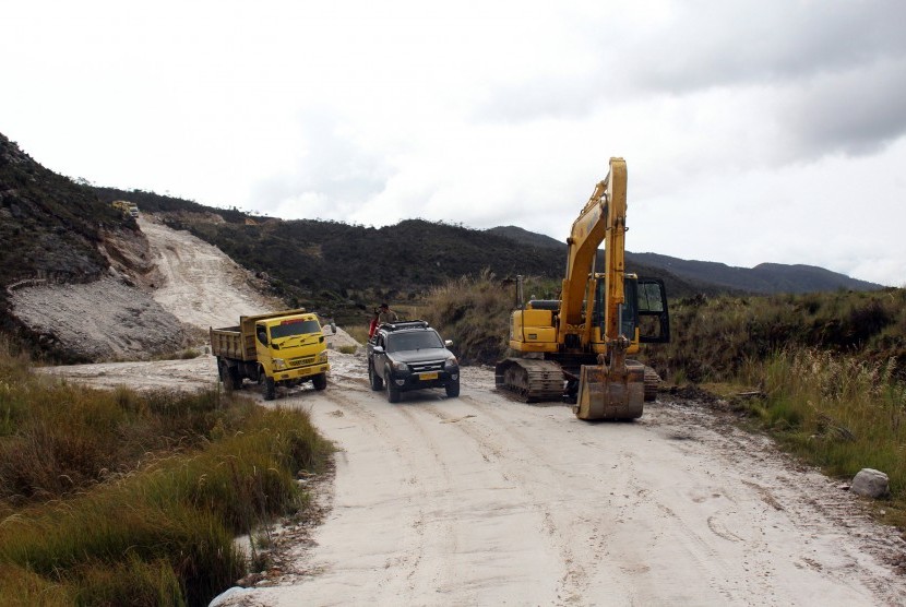 Kendaraan melintas di ruas Jalur Trans Papua Wamena-Batas Batu, Sabtu (8/4).