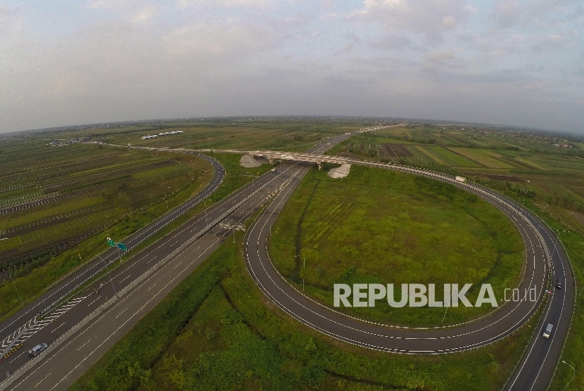  Kendaraan melintas di ruas tol Brebes Timur, Jawa Tengah, Sabtu (10/6). Jalan tol Trans-Jawa ruas Brebes Timur-Gringsing akan difungsikan bagi para pemudik