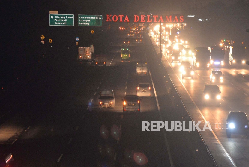 Kendaraan melintas di ruas tol Tol Jakarta-Cikampek KM 37.