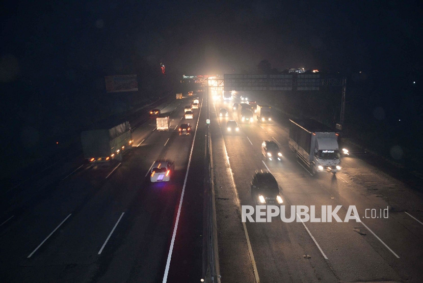 Kendaraan melintas di ruas tol Tol Jakarta-Cikampek KM 37, Cikarang, Bekasi, Ahad (14/2) malam.Republika/Yasin Habibi