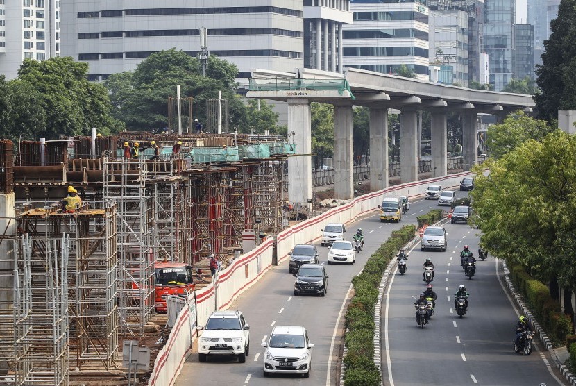 Kendaraan melintas di samping pembangunan proyek Light Rail Transit (LRT) Jakarta-Bogor-Depok-Bekasi (Jabodebek) di kawasan Jalan H.R. Rasuna Said, Jakarta, Kamis (1/11/2018).