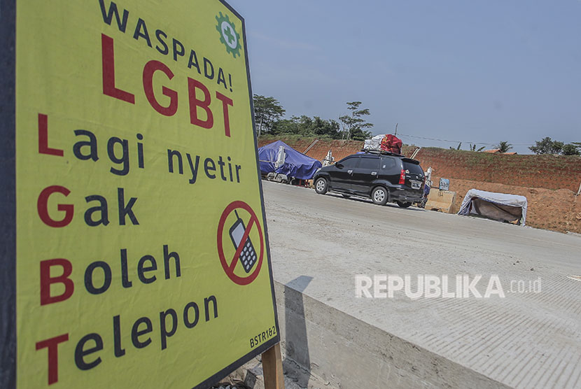 Kendaraan melintas di samping pesan papan informasi waspada LGBT (Lagi Nyetir Gak Boleh Telpon) di jalur tol fungsional Batang-Samarang, Batang, Jawa Tengah, Senin (11/6). 