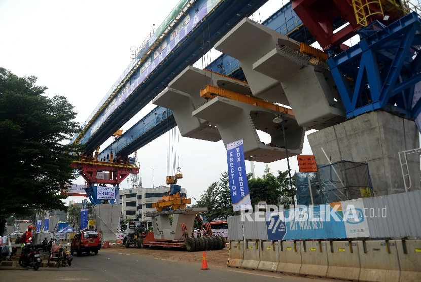 Kendaraan melintas di sekitar proyek kereta ringan atau LRT rute Kelapa Gading- Rawangun yang sudah memulai pemasangan beton box girder.