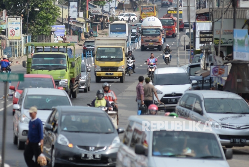  Kendaraan melintas di Simpang Jomin, Cikampek, Karawang, Jabar. ilustrasi