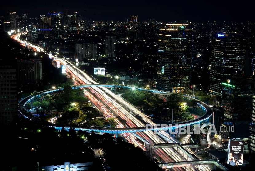 Kendaraan melintas di Simpang Susun Semanggi saat dilakukannya uji coba open traffic Simpang Susun Semanggi di Jakarta, Jumat (28/7). 