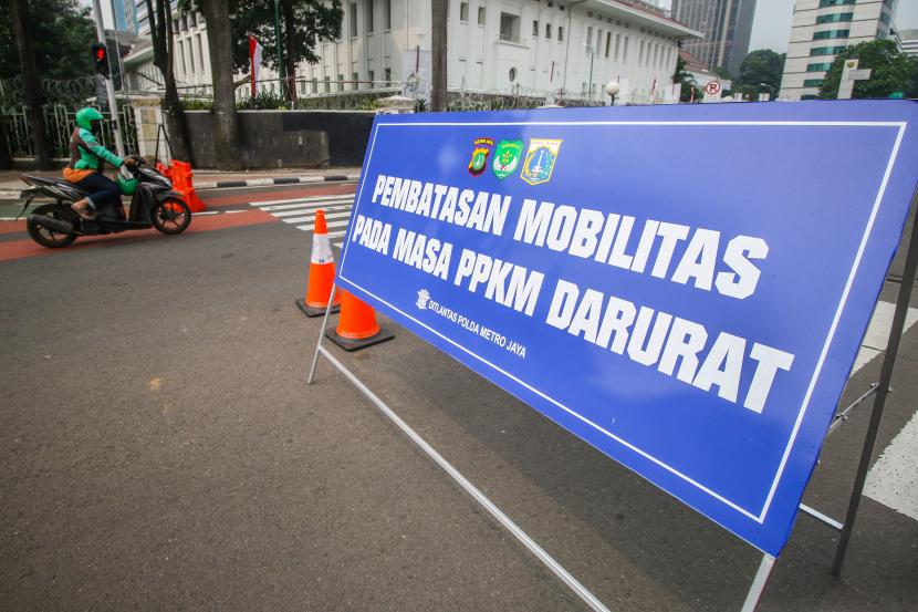 Kendaraan melintas di tempat penyekatan Pemberlakuan Pembatasan Kegiatan Masyarakat (PPKM) Darurat di Jalan M.H Thamrin, Jakarta.