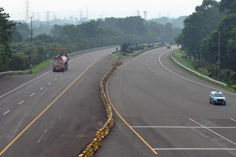 Kendaraan melintas di tol Jagorawi menuju Gerbang Tol Bogor di Ciheuleut, Kota Bogor, Jawa Barat, Jumat (10/4/2020). Gerbang tol Bogor yang biasanya dipadati kendaraan saat libur akhir pekan bertepatan dengan Hari Paskah tersebut terlihat lengang sejak penerapan Pembatasan Sosial Berskala Besar (PSBB) di DKI Jakarta.