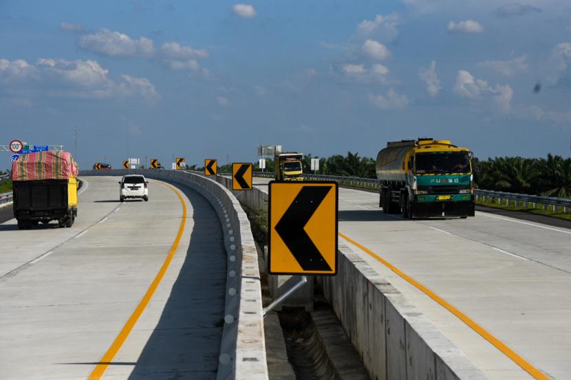 Kendaraan melintas di Tol Trans Sumatera Ruas Binjai-Langsa Seksi 1 (Tol Binjai-Stabat), Stabat, Langkat, Sumatera Utara, Jumat (1/4/2022). 