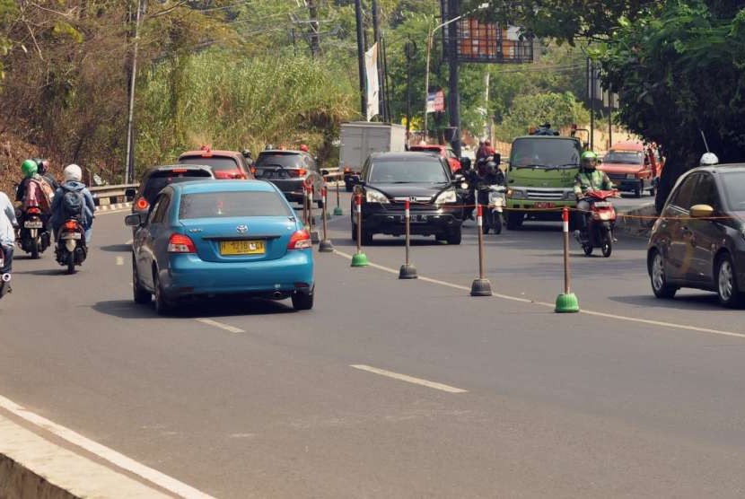 Kendaraan melintas dua arah di tanjakan Gombel (ruas jalan Gombel Baru) Rabu (8/8). Menyusup dilaksanakannya proyek peningkatan jalan ruas Gombel Lama, Dishub Kota Semarang dan Satlantas Polrestabes Semarang memberlakukan dua arah untuk jalur Gombel baru ini.