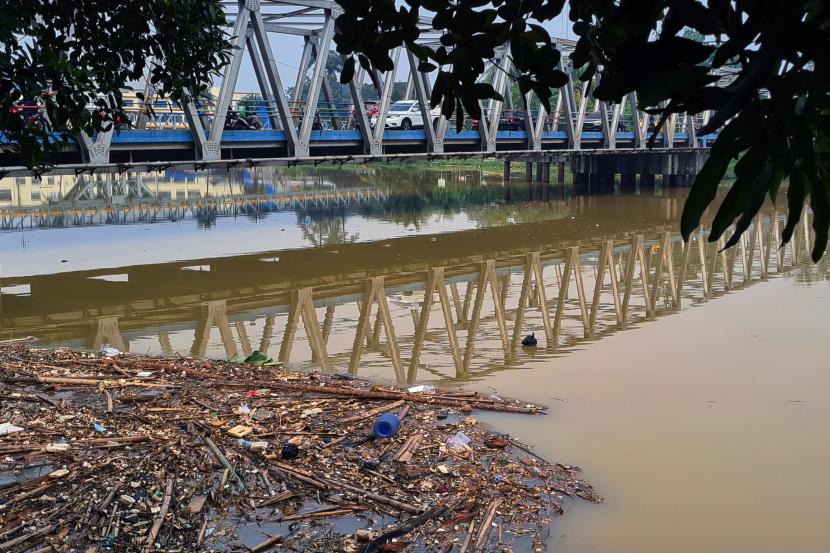 Kendaraan melintas jembatan di atas Sungai Cisadane yang menjadi sumber air baku untuk air bersih dan air minum di PDAM Tirta Benteng Tangerang, Neglasari, Tangerang, Banten, Jumat (24/6/2022). Akibat terjadinya tanah longsor di kawasan Bogor Sungai Cisadane mengalami tingkat kekeruhan yang cukup tinggi yang mencapai 25.000 Nephelometric Turbidity Unit (NTUs) atau satuan untuk mengukur kekeruhan, sedangkan ambang batas untuk pengolahan air bersih dan air minum hanya 500 NTUs, sehingga PDAM Tirta Benteng sempat menghentikan pengolahan air bersih dan minum untuk warga.