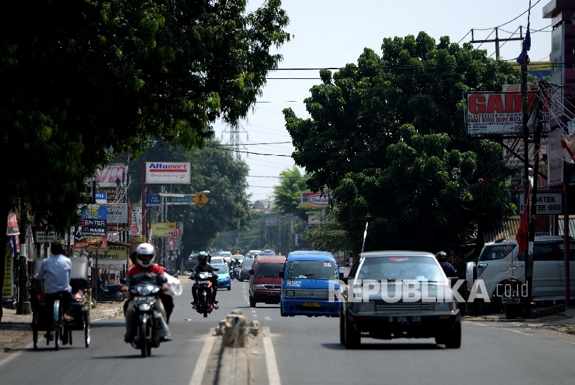  Kendaraan melintas kawasan sistem satu arah (SSA) Jalan Nusantara Raya, Depok. Dishub Depok menyosialisasikan sistem satu arah di Jalan Nusantara mulai 5 Agustus.