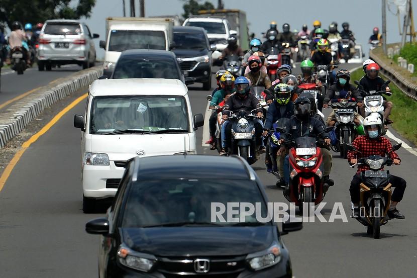 Kendaraan melintas menuju arah Jakarta di Jalur Pantura, Karawang, Jawa Barat( Ilustrasi)