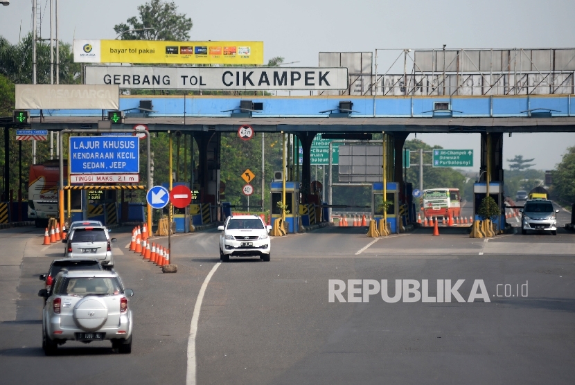  Kendaraan melintas saat keluar gerbang tol Cikampek, Purwakarta, Jawa Barat, Ahad (11/6).