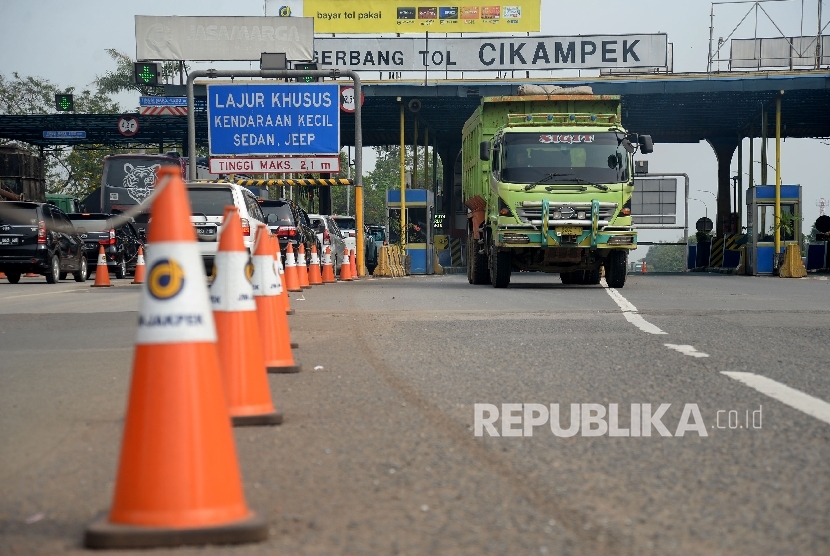  Kendaraan melintas saat keluar gerbang tol Cikampek yang dikelola PT Jasa Marga, Tbk.