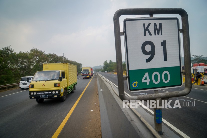 Kendaraan melintas saat pemberlakuan Contra Flow di KM 91 Tol Cipularang, Kabupaten Purwakarta, Jawa Barat, Selasa (3/9/2019). 