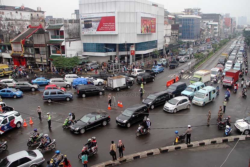 Kendaraan melintas saat pemberlakuan rekayasa lalu lintas di perempatan Kota Tua, Jakarta, Rabu (26/2).